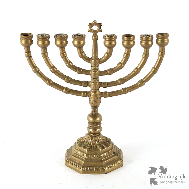 Traditionele Joodse Menorah Met Brandende Kaarsen En Appels Voor De Viering Van Hanukkah Image169204274