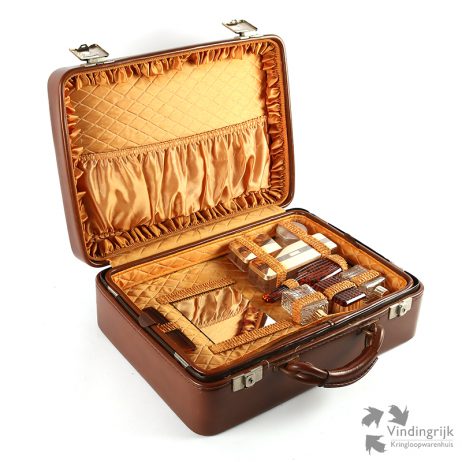 vintage reisnecessaire leren koffertje beautycase leder kam borstel verzorging reis