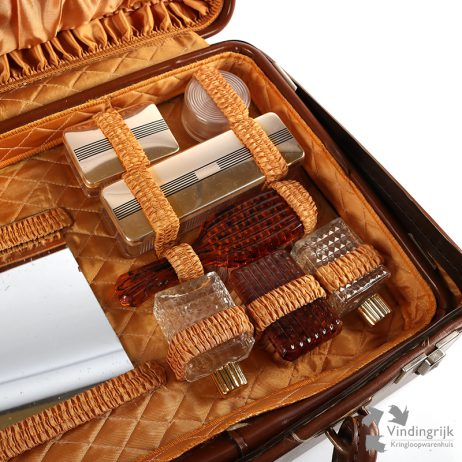 vintage reisnecessaire leren koffertje beautycase leder kam borstel verzorging reis