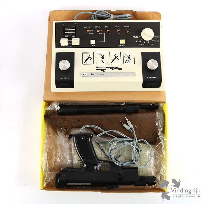 IMG_1571 vintage spelcomputer Norda Colour TV game geweer spelen games spellen
