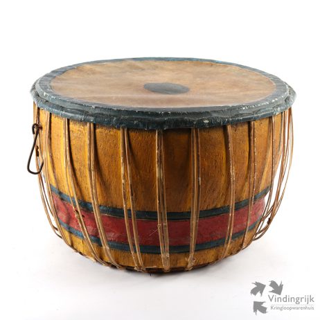vintage oude grote Afrikaanse trommel drum djembé Afrika instrument