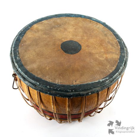 vintage oude grote Afrikaanse trommel drum djembé Afrika instrument