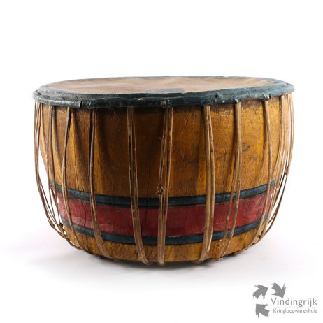 vintage oude grote Afrikaanse trommel drum djembé Afrika instrument