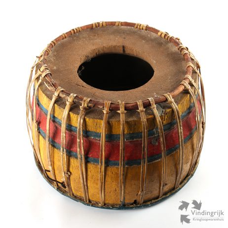 vintage oude grote Afrikaanse trommel drum djembé Afrika instrument