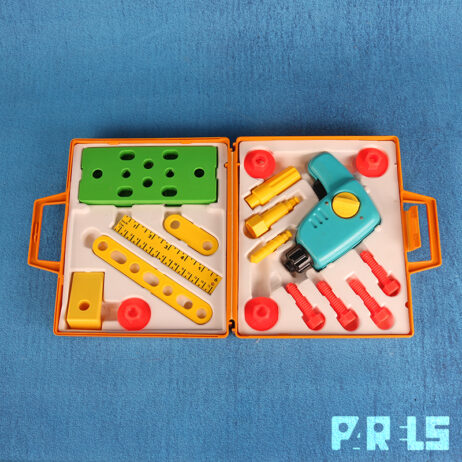 Vintage retro gereedschapskoffer uit de jaren 70 van het bekende merk Fisher Price. Met werkende boor en extra onderdelen. Uw kleine voelt zich een echte klusjesman met deze leuke set.
