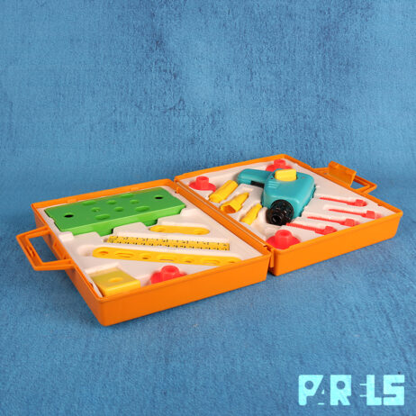 Vintage retro gereedschapskoffer uit de jaren 70 van het bekende merk Fisher Price. Met werkende boor en extra onderdelen. Uw kleine voelt zich een echte klusjesman met deze leuke set.