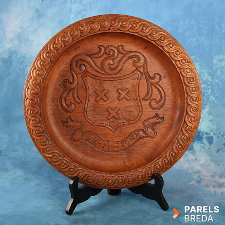houten schaal wapenschild Breda massief hout drie Andreaskruisen stadswapen herdenkingsdatum 16-11-1944 houtsnijwerk