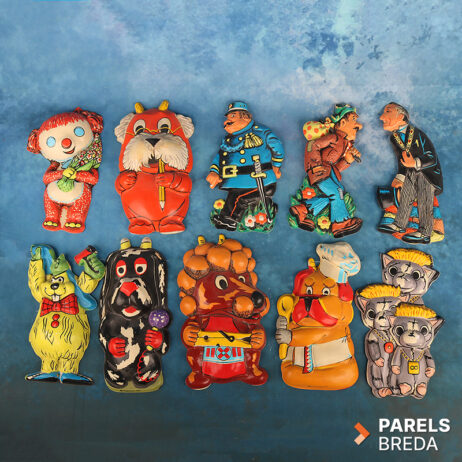 Vintage wandfiguren set 10 stuks Promovente 1970 De Woefs en de Lamaars Swiebertje Veldwachter Bromsnor Burgemeester Beertje Colargol plastic reliëf wanddecoratie M.M. Chanowski Parels Breda Grote Bons Woef Hektor Woef Kwispel Woefchef Drie Musketiers Woef Pluis met wasknijper jaren 70 Nederlands jeugdsentiment retro wanddecoratie plastic schildjes verzamelitem