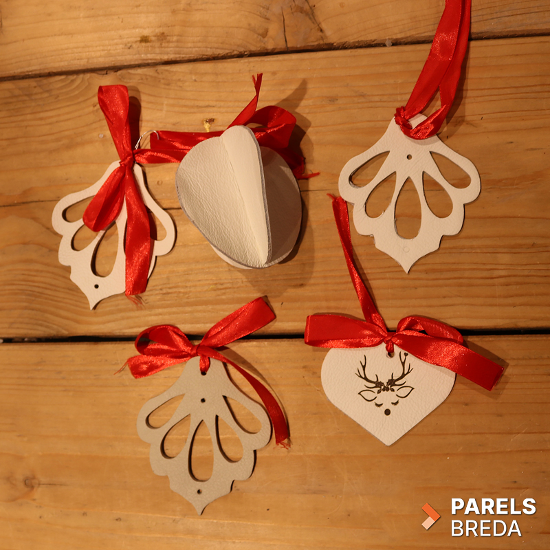 IMG_0735 Parels Workshop lederen kerstballen bankleer kerstsfeer maken leer creatief duurzaam circulair IDKarin hergebruik upcycling