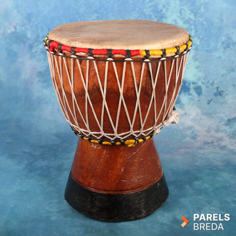 djembé percussieinstrument handgesneden trommel