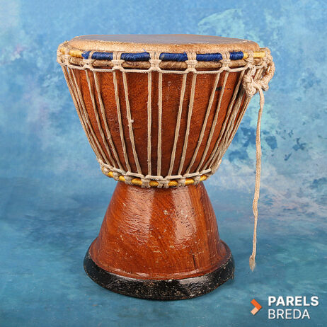 djembé percussieinstrument handgesneden trommel