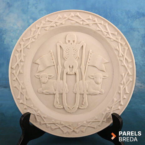 Studio Job Makkum Innocence Plate reliëfbord skelet lammeren vaandels biscuitaardewerk