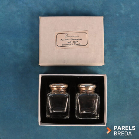 vintage zoutstrooier peperstrooier set glas verzilverd strooidoppen tafelaccessoire kruidenstrooiers Esmann juweliers Utrecht presentatiedoosje