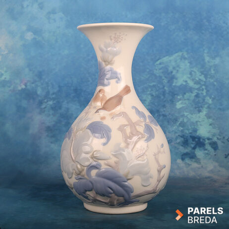 Vintage Lladro vaas model 4691 Sparrow Vase Flower Vase with Sparrows porselein mussen vogels bloemen bladeren reliëfdecor Julio Fernández handgemaakt Spanje verzamelaarsobject