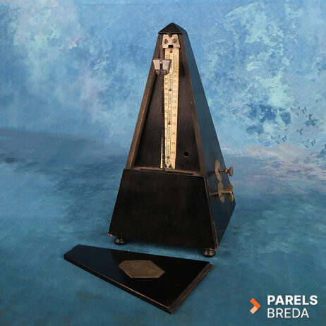 antieke maelzel metronoom johann nepomuk maelzel muziektempo muziekinstrument mechanische metronoom zwart houten metronoom muziekonderwijs muziekgeschiedenis verzamelobject vintage muziekaccessoire parijs france